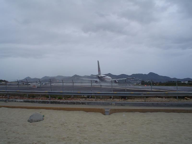 14_04_06 022.jpg - Maho Beach, wo die Flugzeuge über einen hinweg landen.